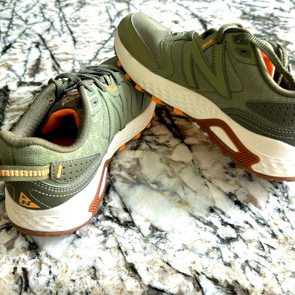 New balance - Picture 1 of 2